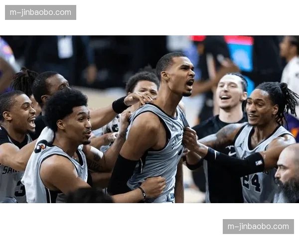 马刺东征首胜演练战术，六人上双团队篮球从容击败热火残阵